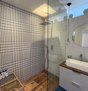 奥比丹Atlas AGUELMAM的一间带水槽和淋浴的浴室
