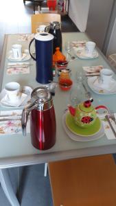 SavièseL'Aurosée的茶几,盘子,杯子,茶壶