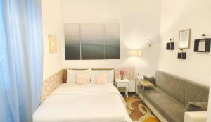 热那亚Genoa fiera b&b的一间带两张床和一张沙发的客厅