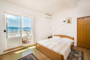 格拉达茨Apartments Mirna Center & Beach的一间卧室设有一张床和一个大窗户