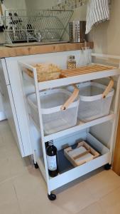 巴雷罗斯O meo refuxio的厨房柜台设有带篮子和水槽的架子
