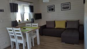 萨比诺瓦Domki Ewa的客厅配有沙发和桌子