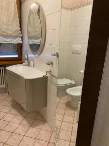 维罗纳ARIA DI CASA的一间带水槽、卫生间和镜子的浴室