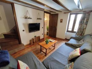 埃里斯特Casa de la Marmota的客厅配有两张沙发和一张桌子