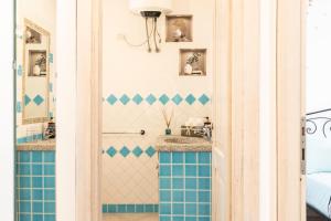 卡斯特尔萨多IL Castello incantato的浴室拥有蓝色和白色的瓷砖墙壁