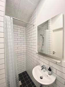 纳克斯考Tiny Guesthouse的白色的浴室设有水槽和镜子