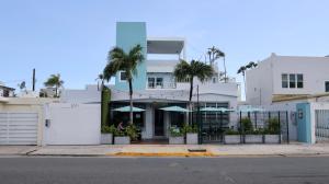 圣胡安海洋微风公寓的一座棕榈树建筑