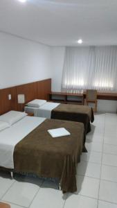 阿雷格里港HOTEL ECONOMICO - 150m Santa Casa, Prox Assembleia e UFRGS的一间酒店客房,房间内设有两张床