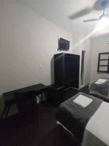圣保罗卡拉维拉斯酒店的客房设有床、书桌和电视。