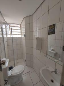 圣保罗卡拉维拉斯酒店的白色的浴室设有卫生间和水槽。
