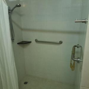 托卢卡Howard Johnson by Wyndham Toluca的带淋浴和浴帘的浴室