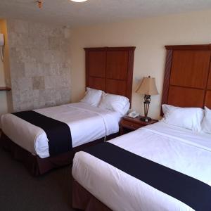 托卢卡Howard Johnson by Wyndham Toluca的酒店客房带两张床和电话