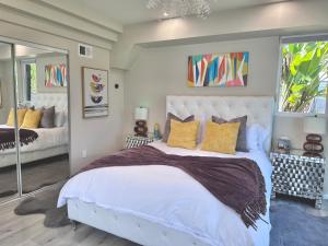 圣拉斐尔Elegant Retreat with Views Close to SF and Wine Regions的卧室配有一张带黄色枕头的大型白色床。
