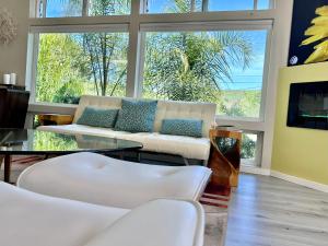 圣拉斐尔Stylish Suite & Views - Central location to visit Marin, SF,Sonoma and Napa的客厅配有白色家具和大窗户