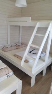 萨比诺瓦Domki Ewa的客房内的一张白色双层床