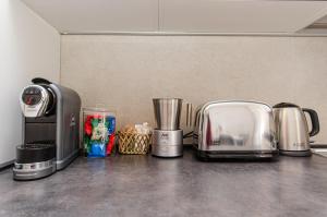 米兰Schiaparelli 4的厨房柜台配有烤面包机和咖啡机