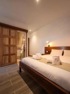 锡拉奥Gîte le Fouquet的一间卧室配有一张大床和两个枕头