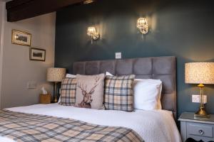 凯西克桑尼塞得旅馆的一间卧室配有一张带鹿枕头的床