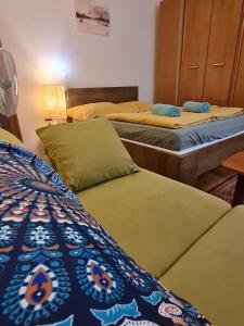 布达佩斯HotTub Heaven的客房设有两张床和一张带台灯的桌子。
