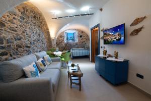 希拉乌卡托伊乌公寓的带沙发和石墙的客厅