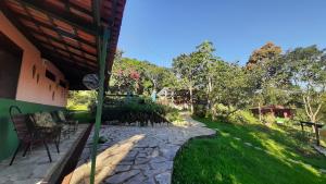 阿巴迪亚尼亚Rancho Ecologico Oasis de Luz的庭院旁设有石头走道