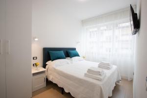 帕多瓦BB Elite Berchet的白色和蓝色的卧室设有床和窗户