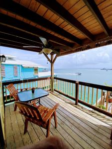 博卡斯德尔托罗Aqua Lounge Bar & Hostal的桌子和长凳,甲板上