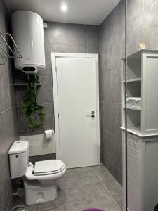 马希库Quiet Place的一间带卫生间和白色门的浴室