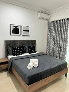 SukutaSalagie Home的一间卧室配有一张床,上面有两条毛巾