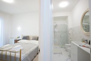 帕多瓦BB Elite Berchet的白色的浴室设有一张床和淋浴。