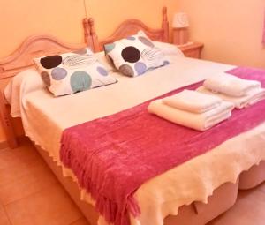 LanzahitaChalet en Valle del Tietar的一间卧室配有带毛巾的床