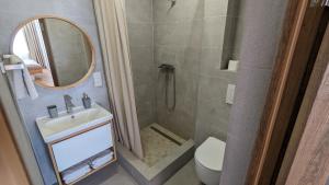 卡缅涅茨-波多利斯基Apartment Two-room "Family Estate"的带淋浴、盥洗盆和卫生间的浴室