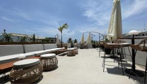长滩岛Serene La Playa Boracay的庭院配有桌椅和沙发。
