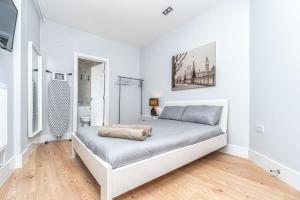 伦敦Modern Apartment in East London的一间白色卧室,卧室内配有一张床