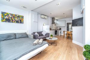 伦敦Modern Apartment in East London的一间卧室设有一张床和一间客厅。