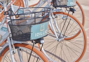 佩斯卡拉IDILLIO YOUR LUXURY ROOMS的一组自行车彼此停放