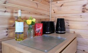威廉堡Leven View Lodges - Callart的一瓶葡萄酒和两瓶葡萄酒坐在柜台上