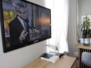 斯维诺乌伊希切Studios, Swinoujscie的客厅壁挂的平面电视