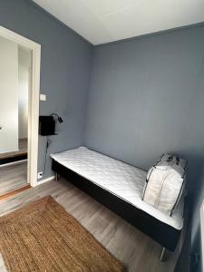 贝勒沃格Storgata 5的一间设有一张蓝色墙壁床铺的卧室