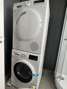 贝勒沃格Storgata 5的角落里的洗衣机和烘干机