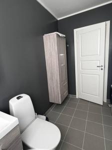 贝勒沃格Storgata 5的浴室设有白色卫生间和白色门。