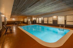 列克星敦莱克星顿南/汉堡拉金塔旅馆及套房酒店的在酒店房间的一个大型游泳池