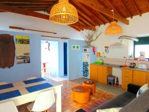MonteCasa do Cais的一间配有沙发和桌子的厨房