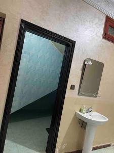 达赫拉La Casa votre hébergement idéal的一间带镜子和水槽的浴室