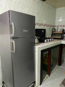达赫拉La Casa votre hébergement idéal的厨房配有不锈钢冰箱和炉灶。