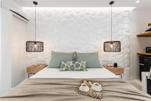 纳克索乔拉阿纳托利酒店的一间卧室配有一张大床和两个吊灯