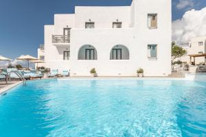 纳克索乔拉阿纳托利酒店的一座别墅,在一座建筑前设有一个游泳池