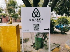 菩提伽耶Dwarka Home Stay的街头家庭住宿标志