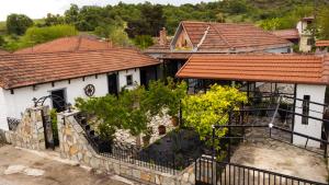卡兰巴卡Country Side Cozy Villa的享有两座白色房屋的空中景致,设有红色屋顶