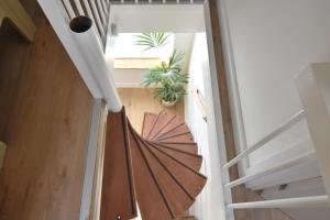 海边的艾格蒙特Casa Feliz的一层带雨伞的开放式楼梯